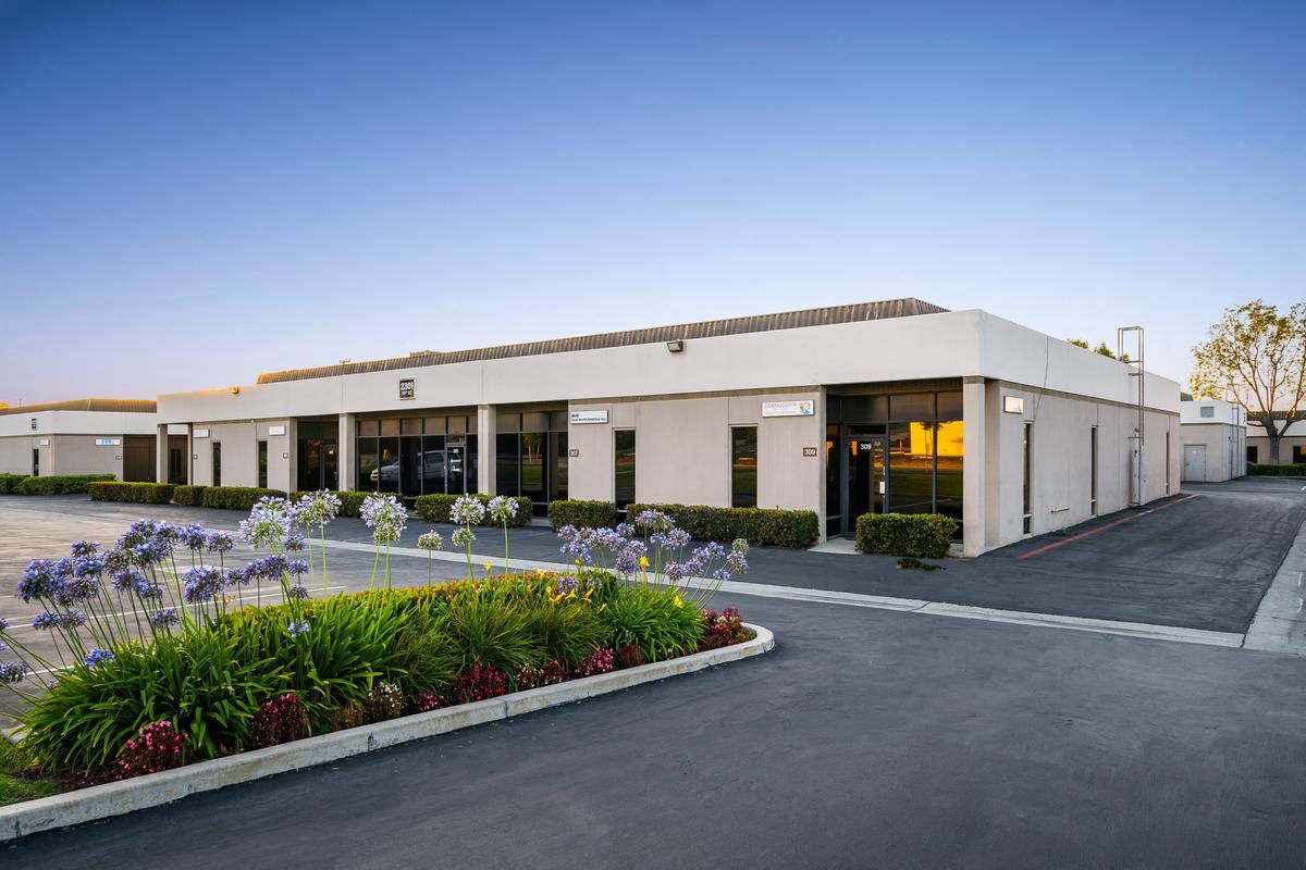 1,067 SF Flex Space in Signal Hill, CA Photo